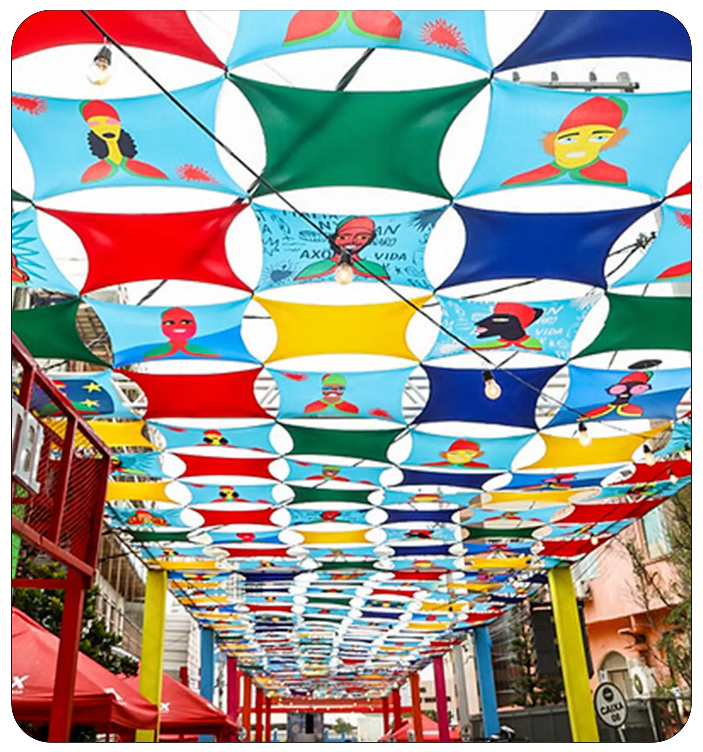 Instalação artística colorida sobre as ruas do Rio Vermelho